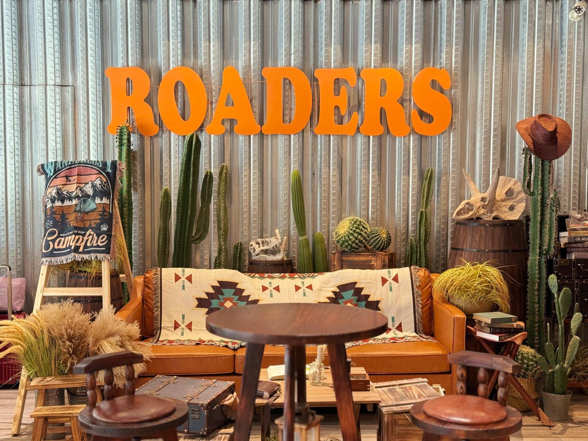 Roaders Hotel Tainan Chengda Exteriör bild