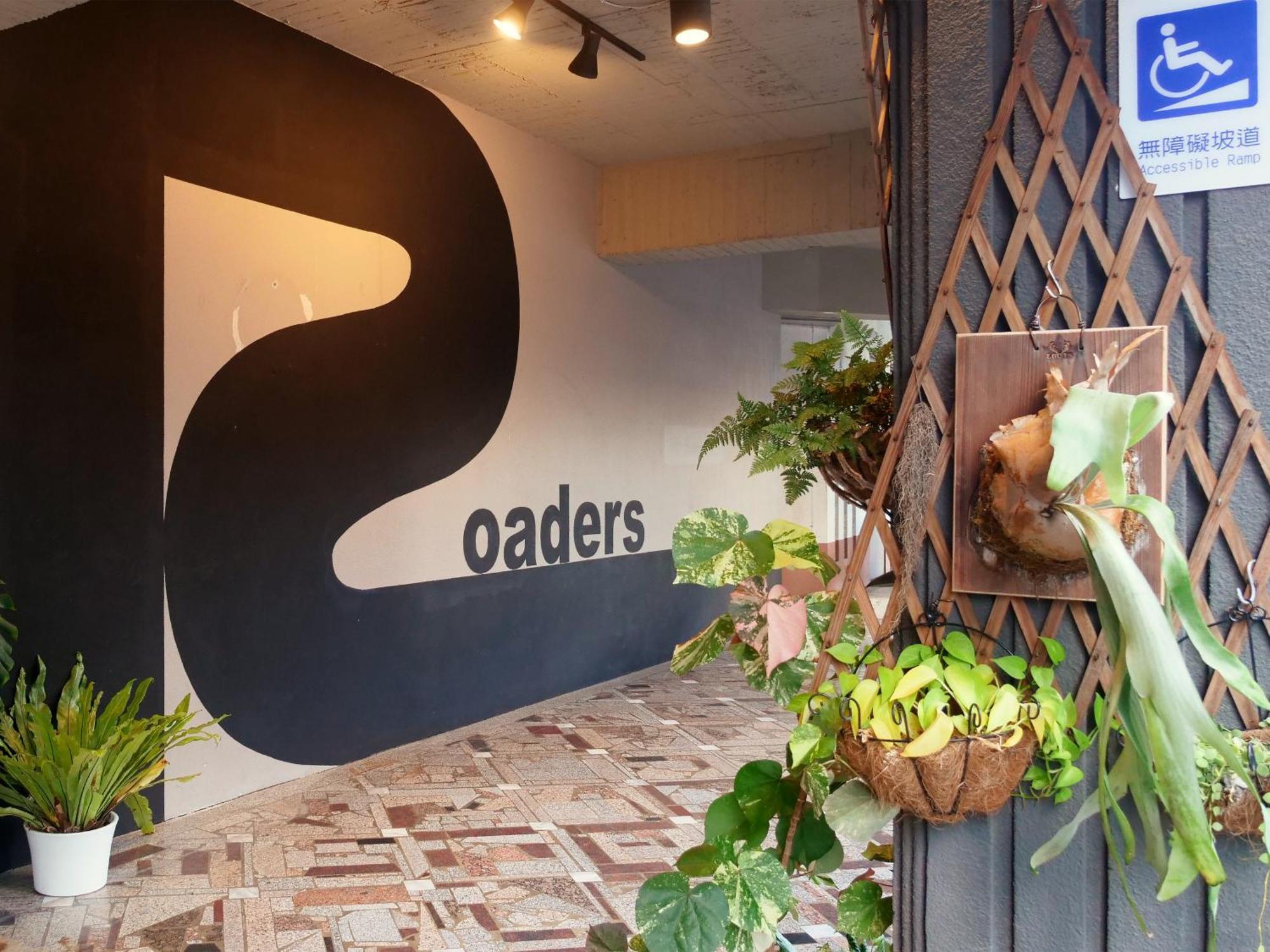 Roaders Hotel Tainan Chengda Exteriör bild