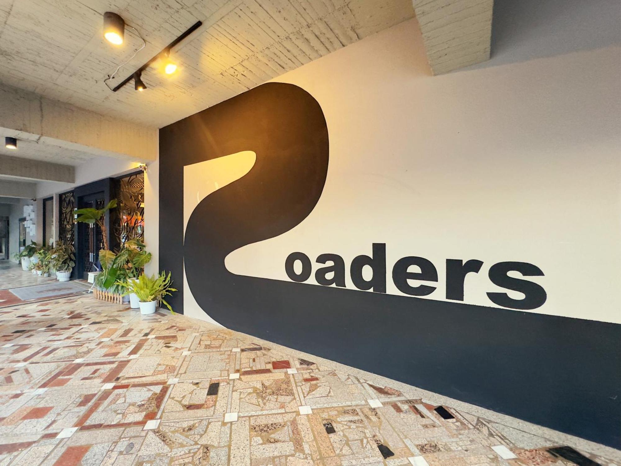 Roaders Hotel Tainan Chengda Exteriör bild